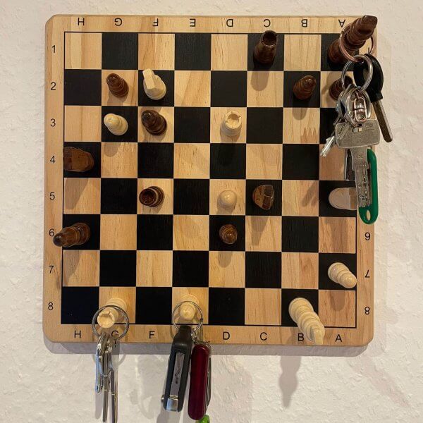 Ein Schachbrett als Schlüsselbrett – Wanddeko & Geschenk- Schlüsselbrett aus Holz – Bild 4