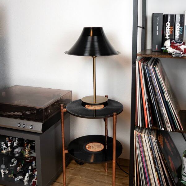 Schallplattenlampe- Lampe upcycling, Deko, Nachttischlampe, retro lampe – Bild 2