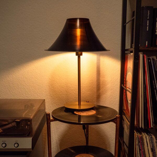 Schallplattenlampe- Lampe upcycling, Deko, Nachttischlampe, retro lampe – Bild 4
