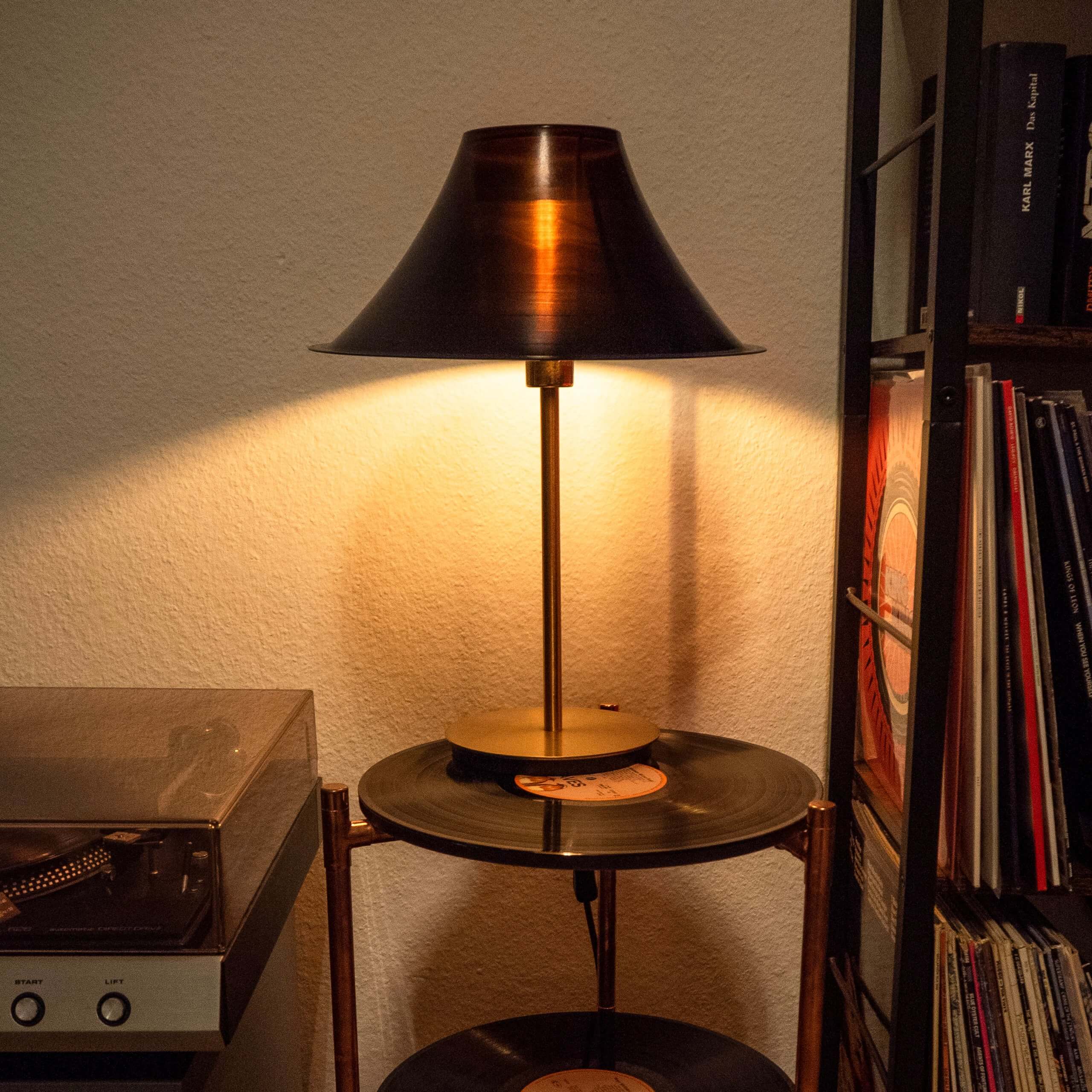 Schallplattenlampe- Lampe upcycling, Deko, Nachttischlampe, retro lampe – Bild 4