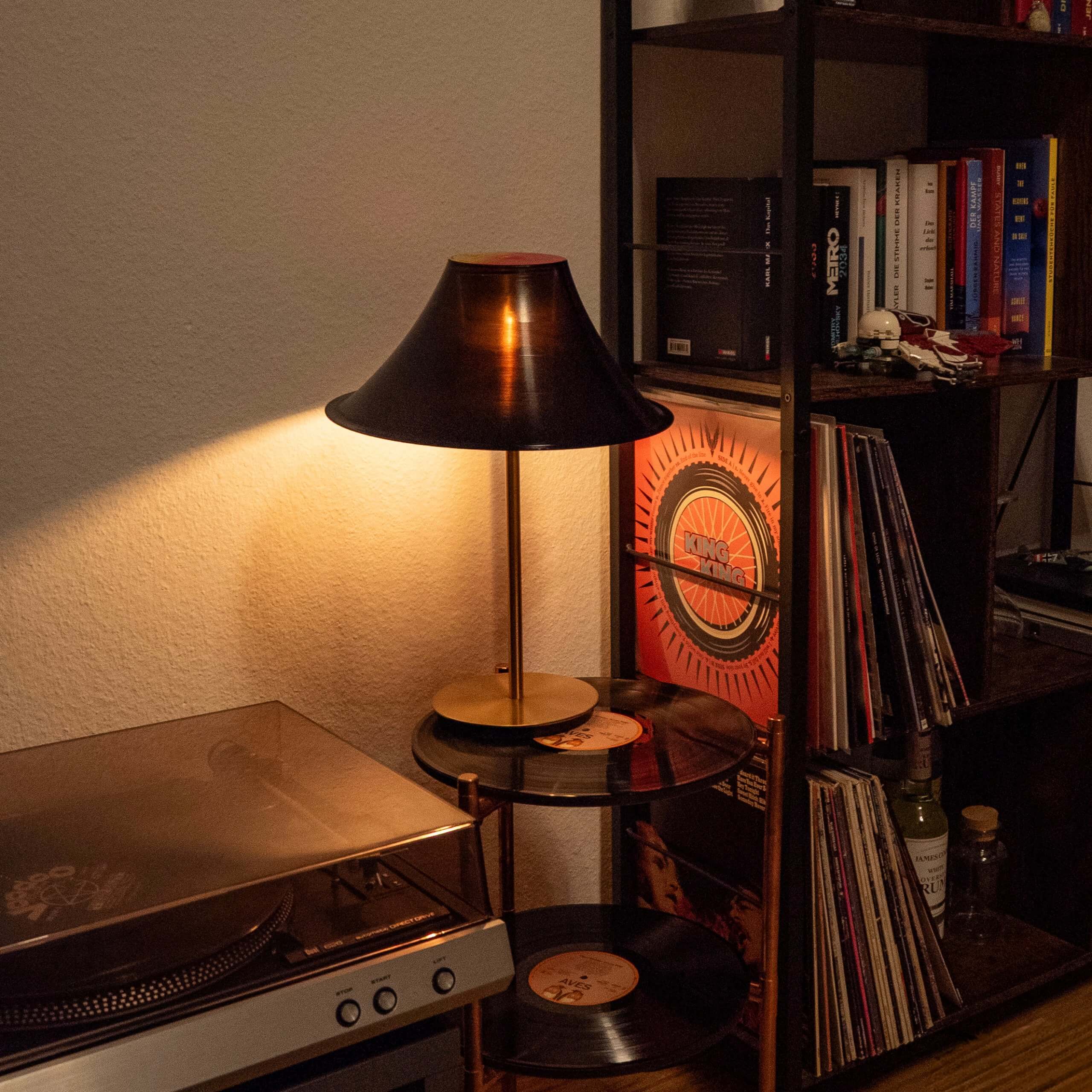 Schallplattenlampe- Lampe upcycling, Deko, Nachttischlampe, retro lampe – Bild 3